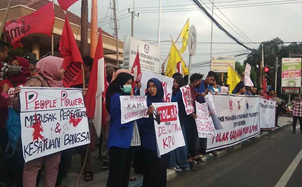 Aksi demonstrasi tolak people power di Mojokerto