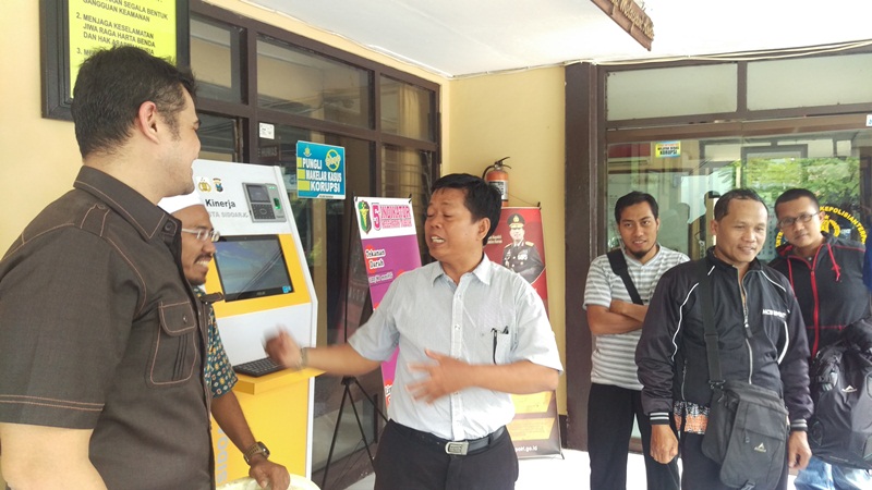 Warga perumahan saat demo di kantor Polsek Buduran