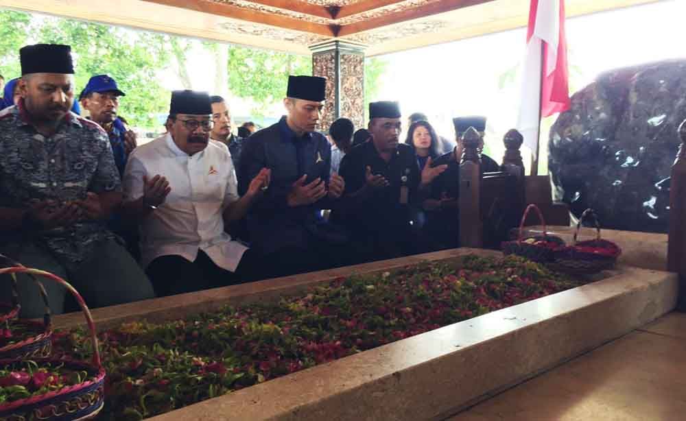 Ketua Demokrat Jatim Soekarwo saat mendampingi AHY nyekar ke makam Bung Karno
