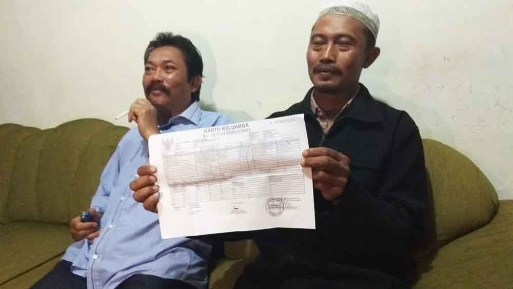 Kepala Desa Parangharjo Panji Widodo (kanan) dan Ketua RT 01 RW 01 Dusun Krajan Desa Parangharjo, Sanusi