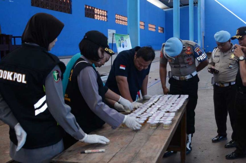 Tes urine bagi polisi dan PNS di Polres Situbondo