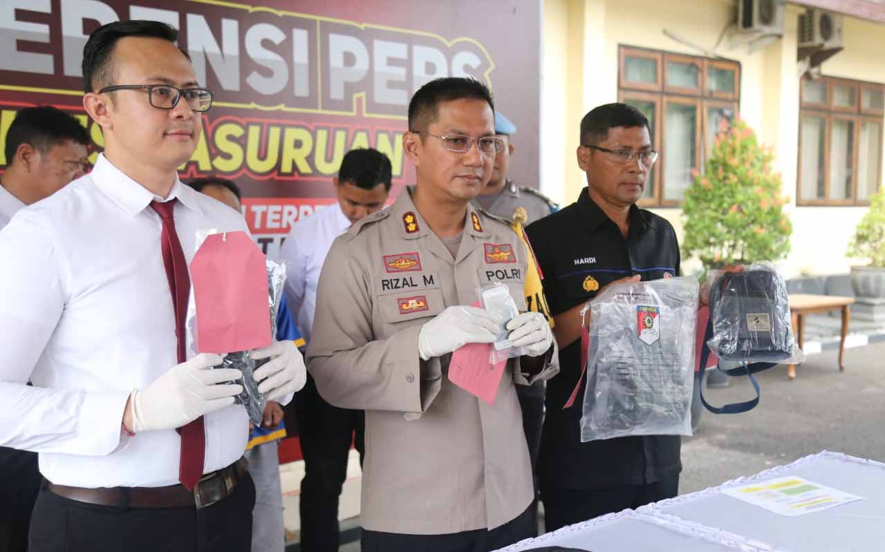 AKBP Rizal Martomo (tengah) dan AKP Dewa Yoga (kiri) saat membeber barang bukti pembunuhan dengan kopi beracun