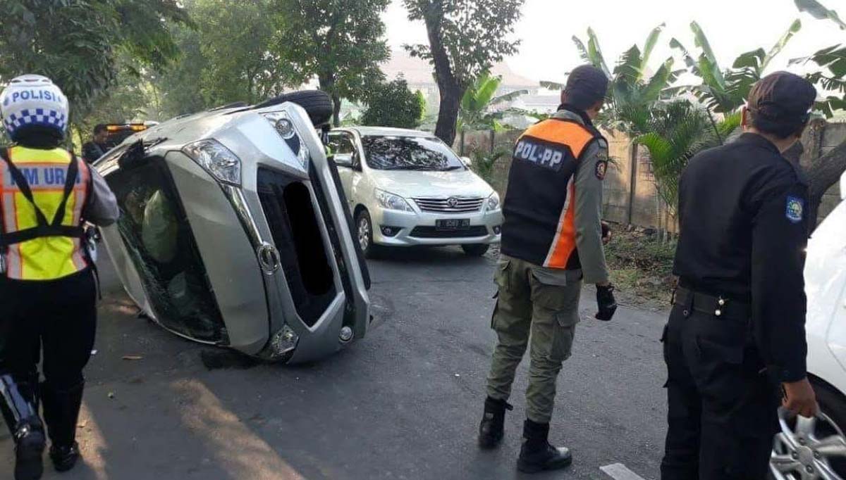 Kondisi mobil sebelum dievakuasi petugas
