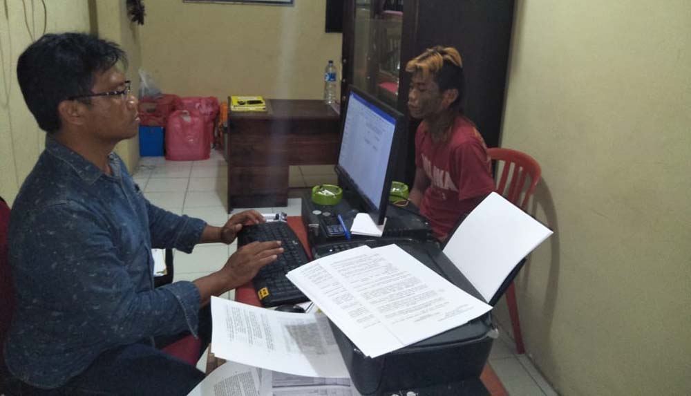 Petugas menginterogasi tersangka