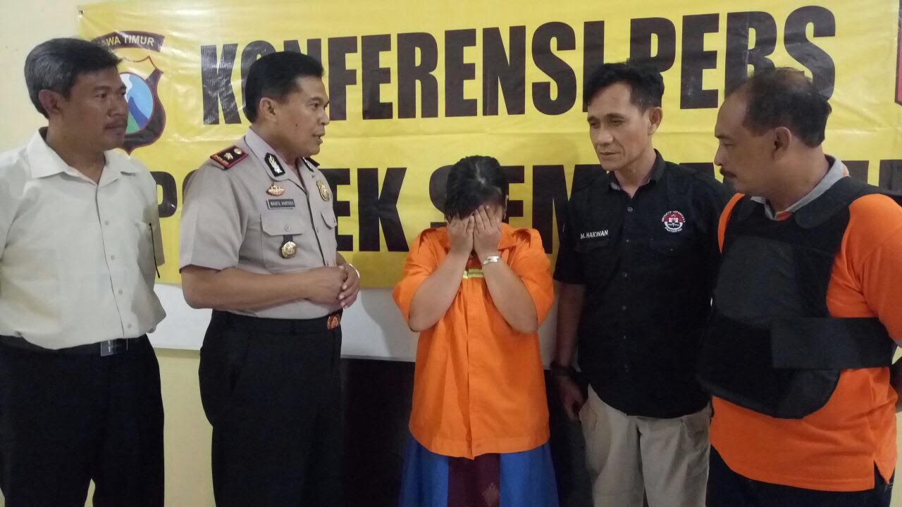 Tersangka Yuli (tengah) saat diamankan di Mapolsek Semampir, Surabaya.