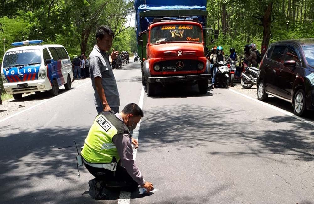 Anggota unit Laka Sat Lantas Polres Ngawi melakukan olah TKP (Istimewa/Unit Laka Sat Lantas Polres Ngawi)