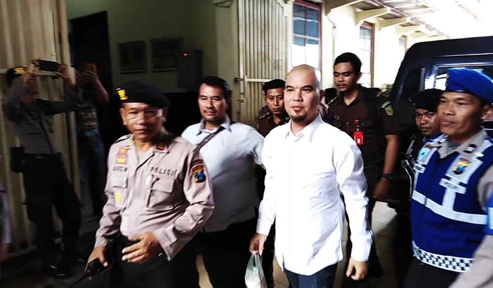 Ahmad Dhani saat di Pengadilan Negeri Surabaya