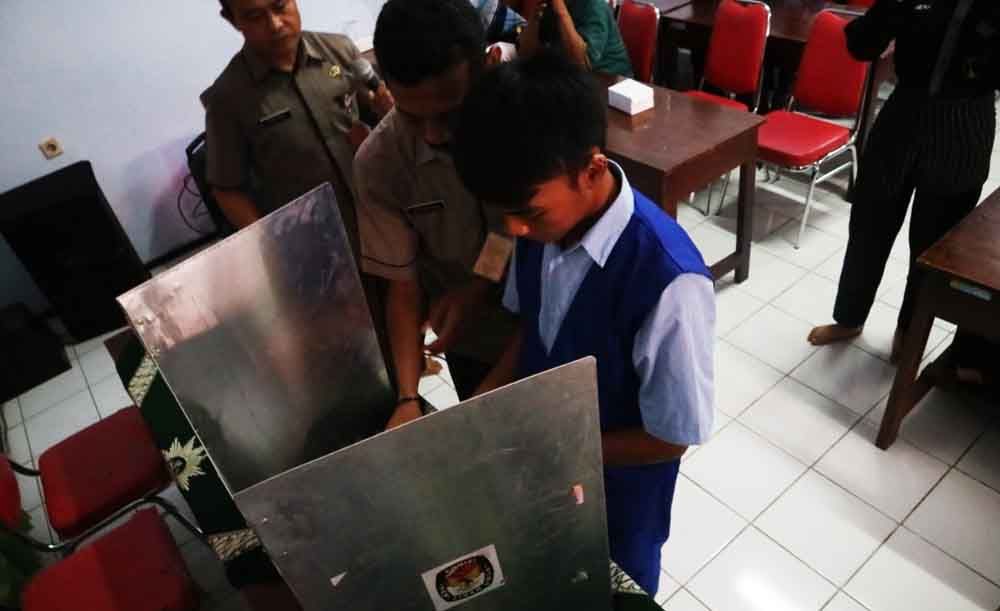 KPU Ponorogo Simulasikan Pencoblosan Pemilu untuk Penyandang Difabel