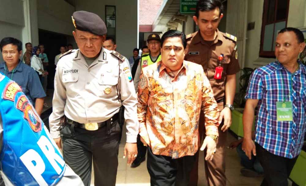 Dimas Kanjeng usai menjalani sidang di Pengadilan Negeri Surabaya