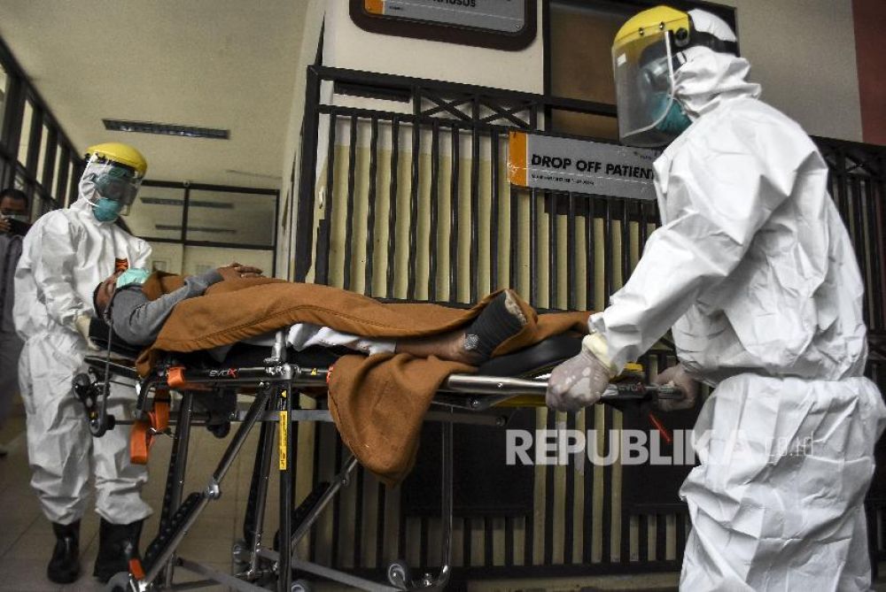 Ilustrasi tenaga medis yang tengah bertugas mengenakan APD (Foto: Republika/Abdan Syakura)