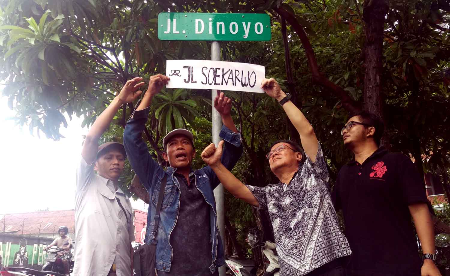 Sekelompok pemuda Surabaya memprotes rencana penggantian duan nama jalan di Surabaya. 