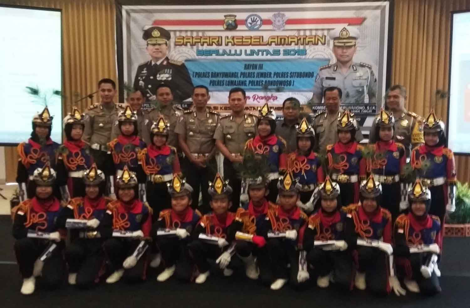 Dirlantas Polda Jatim Kombes Pol Heri Wahono saat berfoto bersama Polisi cilik Banyuwangi.


