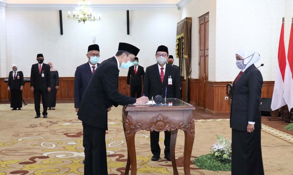 Gubernur Khofifah melantik Busrul Iman menjadi Direktur Utama Bank Jatim
