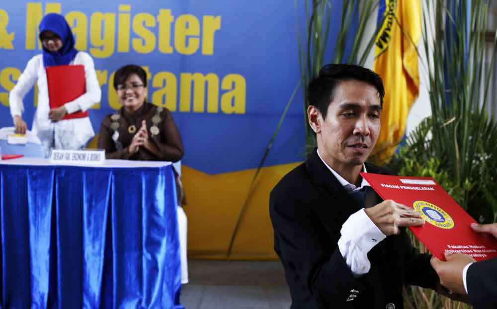 Inspiratif, Mahasiswa Difabel Raih Gelar Magister Kenotariatan