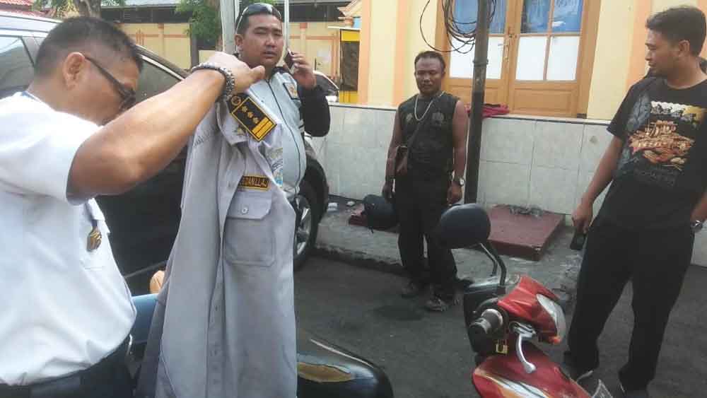 Agus (berkalung) anggota Dishub Gadungan saat diamankan di depan Museum Kota Probolinggo.