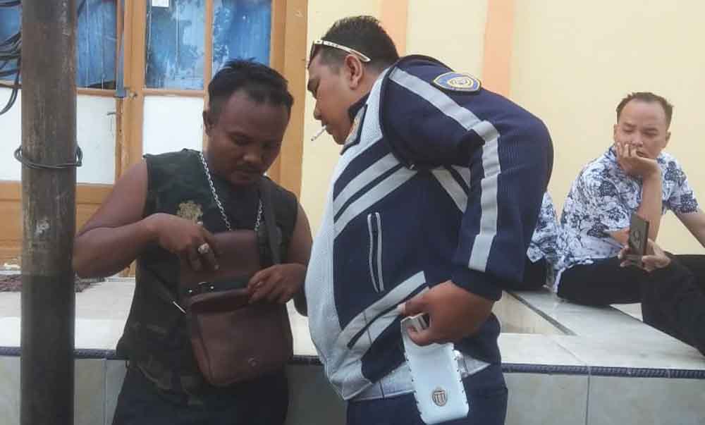 Pelaku pemerasan di Probolinggo (kiri) saat diinterogasi oleh anggota Dishub