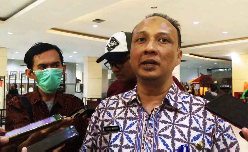 Banyak Alat Rusak, Pemohon E-KTP di Kantor Dispenduk Surabaya Menumpuk