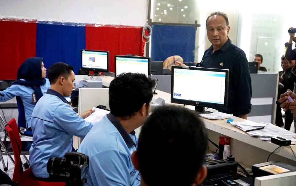 Kepala Dispendukcapil Surabaya Suharto wardoyo saat memberi pengarahan kepada anak buahnya