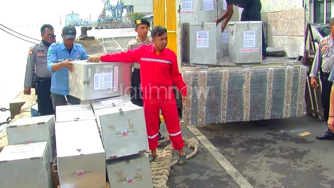 Proses angkut logistik di Pelabuhan Tanjung Perak Surabaya/Foto: Narendra Bakrie