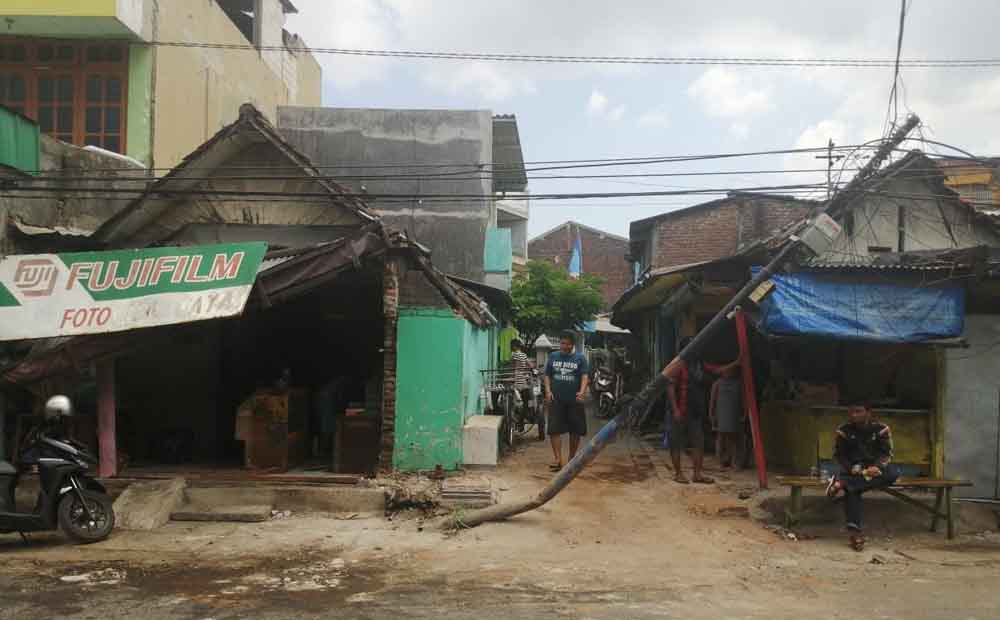 Bangunan yang ditabrak mobil mewah/ Ary Saputra-jatimnow.com