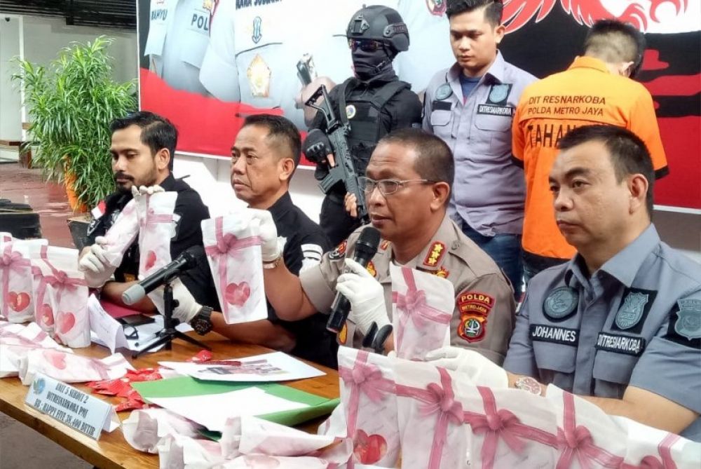 Ditresnarkoba Polda Metro Jaya gagalkan penyelundupan narkoba jenis Happy Five dengan modus baru yang dikemas dalam bungkus permen, Kamis (Foto: Republika/Flori Sidebang)


