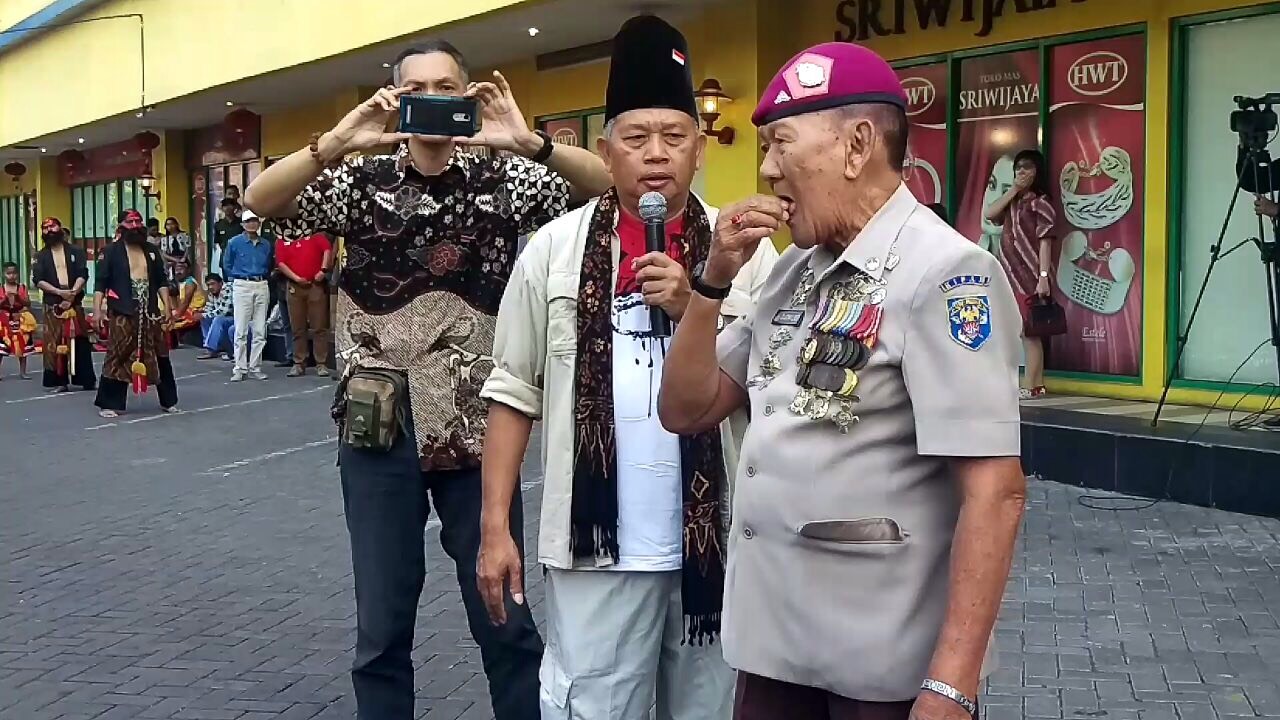 Djoni Liem saat memperagakan semburan mulut berbisa/Foto: Narendra Bakrie