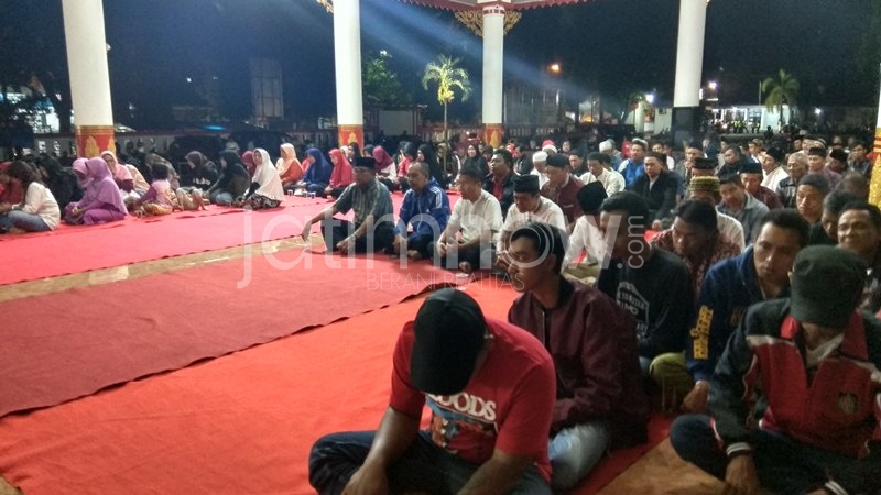 Tukang becak saat doa bersama untuk memberikan dukungan moral kepada Wali Kota Blitar/Foto: Glorian