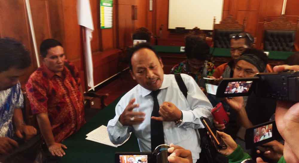  Kuasa hukum penggugat Naen Soeryono