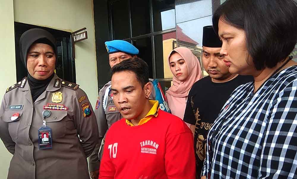Tersangka saat di Mapolrestabes Surabaya