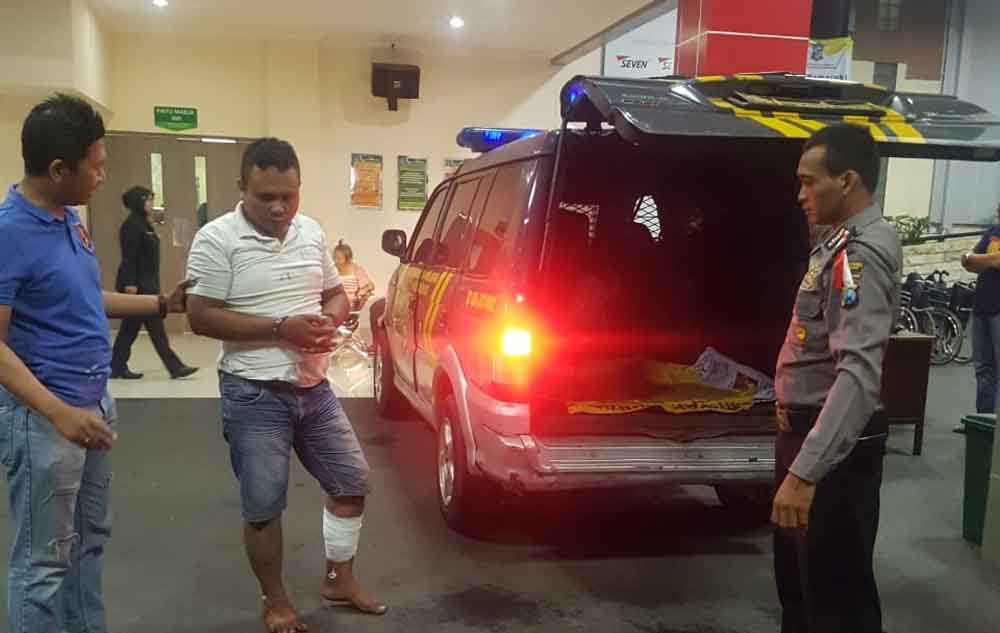 Sulaiman (kaki diperban) saat mendapat perawatan usai ditembak polisi