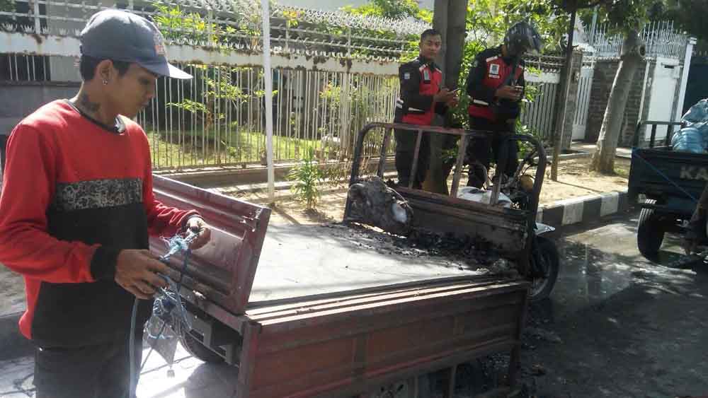 Sisa kebakaran pada motor roda tiga di jalan Kalasan Surabaya