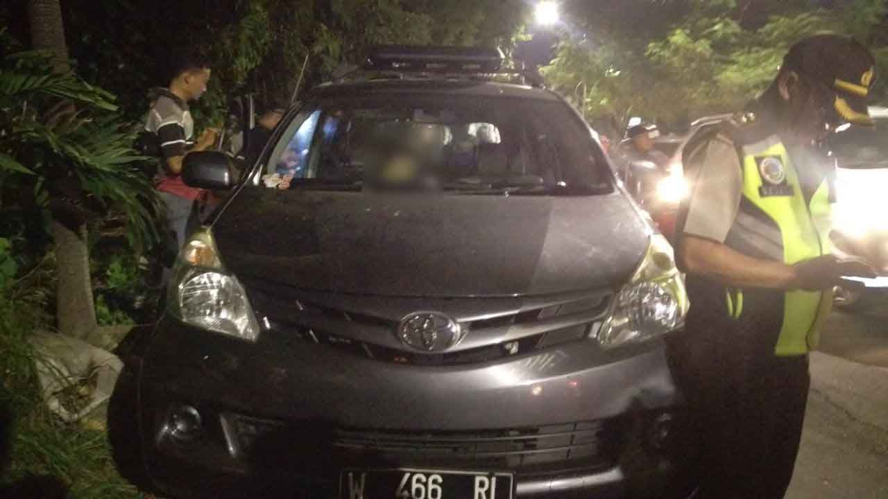 Mobil almarhum Dosen senior Unair yang berhenti di Jalan Jemursari Surabaya.