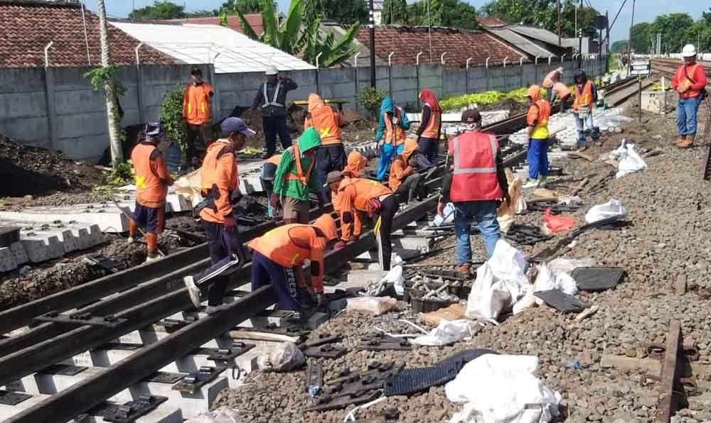 Jalur Baron-Nganjuk Dikerjakan, Perjalanan KA Terhambat