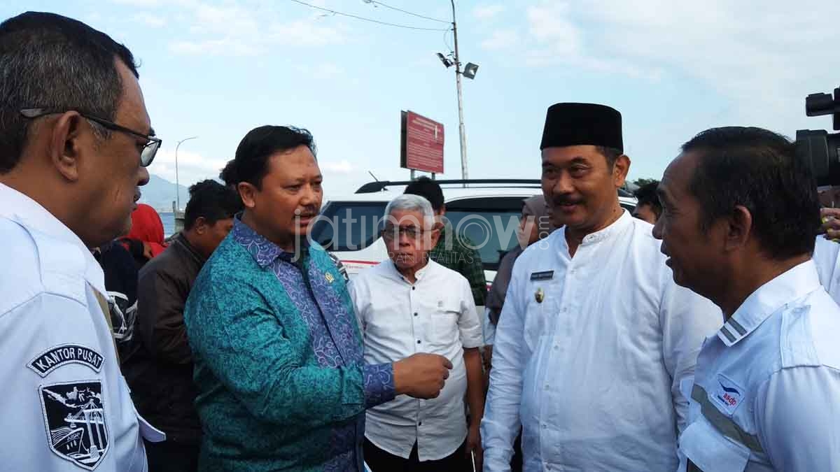 Wakil Ketua Komisi V, Sigit Sosiantomo (batik hijau biru) didampingi Wabup Banyuwangi Yusuf Widyatmoko (berkopyah) saat mengunjungi Banyuwangi

