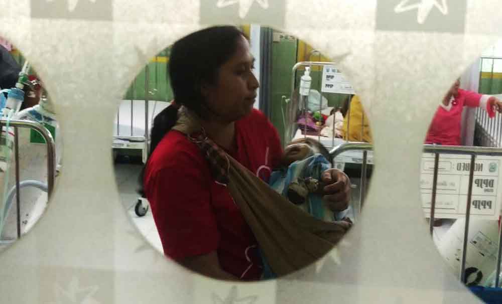 Mohammad Adan Fahrezi saat digendong ibunya di RSU dr Soetomo Surabaya