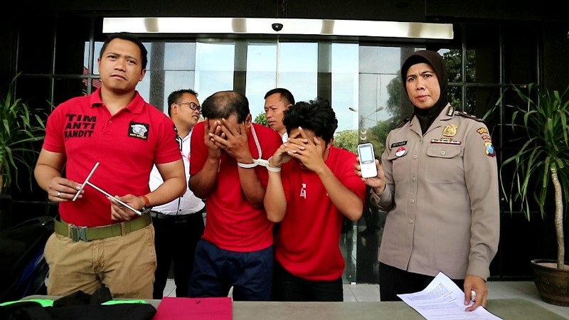 Dua residivis curanmor saat digelandang di Mapolrestabes Surabaya, Selasa (11/9/2018).