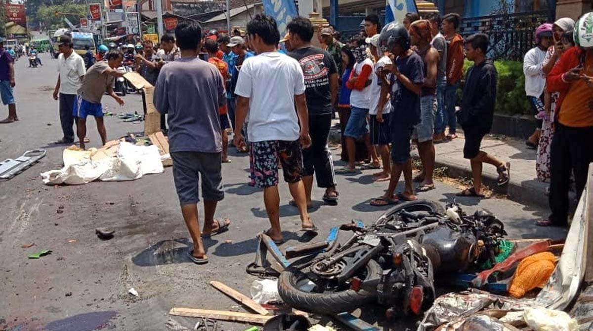 Kondisi TKP kecelakaan di depan Pasar Desa Sendangrejo, Kec. Ngimbang, Kab. Lamongan.

