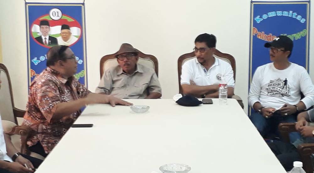 Ketua TKD Jatim Machfud Arifin mendengarkan penjelasan dari Martono, penggagas komunitas JOWO.
