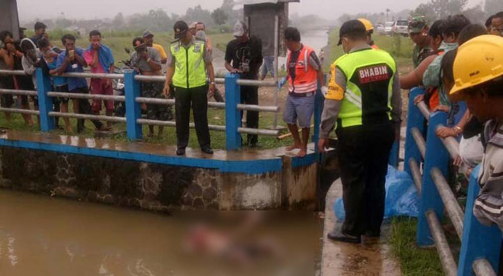 Jenazah Mbah Tukijo saat ditemukan di saluran irigasi