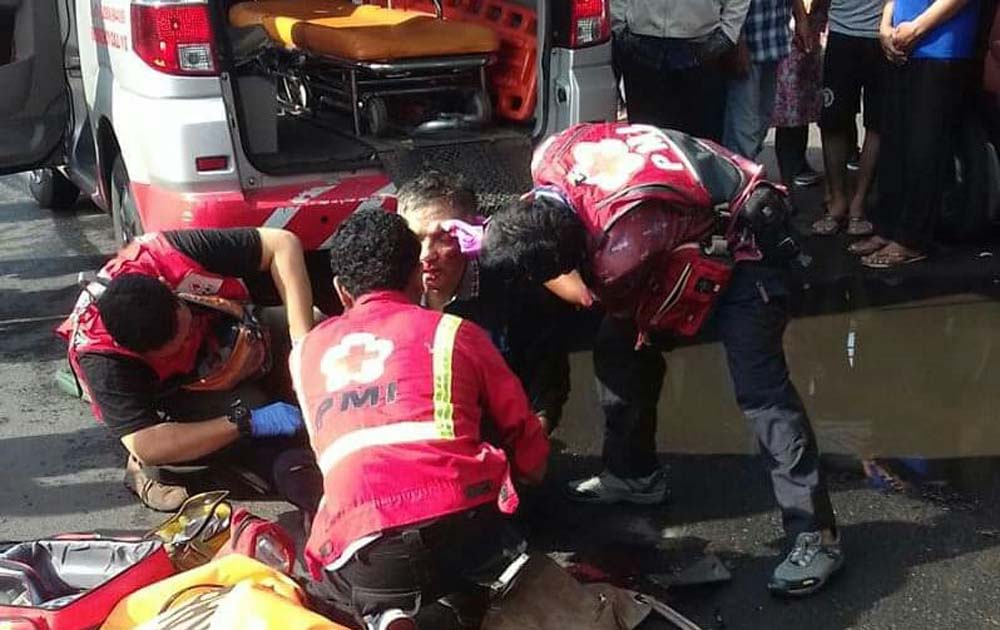 Petugas PMI melakukan evakuasi korban kecelakaan di Jalan Ngagel Timur Surabaya, Kamis (8/11/2018)