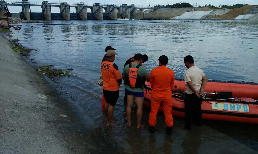 Petugas bersiap melakukan pencarian pemancing yang tenggelam