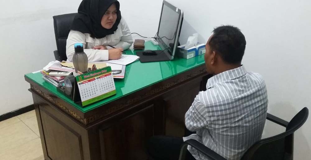 Perangkat desa asal Kecamatan Ngoro, Kabupaten Mojokerto berinisial J saat menjalani rehab di RS Kamar Medika, Kota Mojokerto.