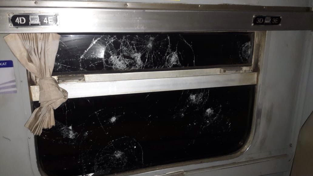 Bekas lemparan batu pada gerbong Kereta Api Kertajaya. (Foto: Istimewa)

