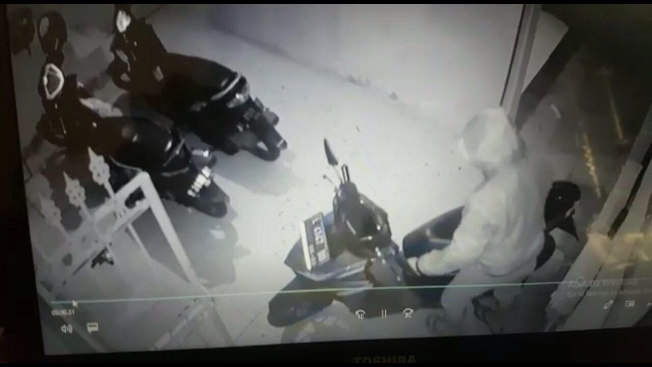 Capture foto video rekaman CCTV saat pelaku beraksi.