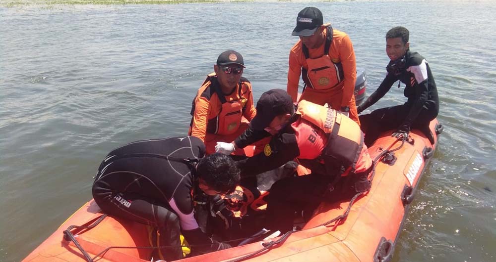 Petugas melakukan evakuasi jenazah korban