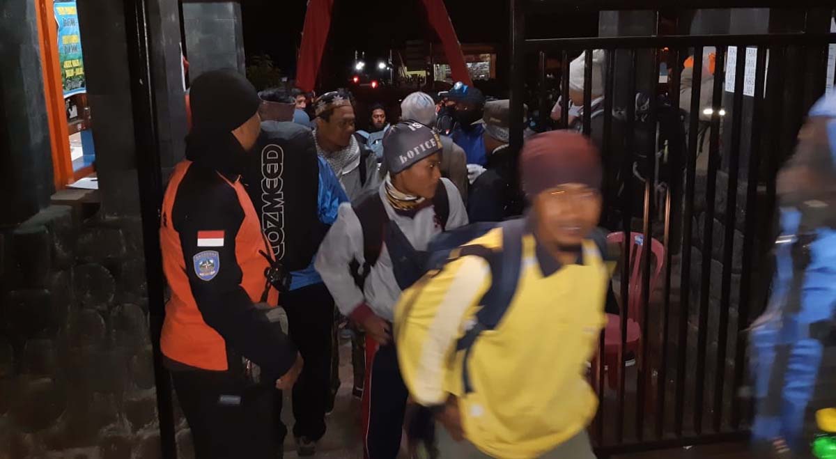 Para pendaki turun dari puncak Gunung Lawu yang terbakar