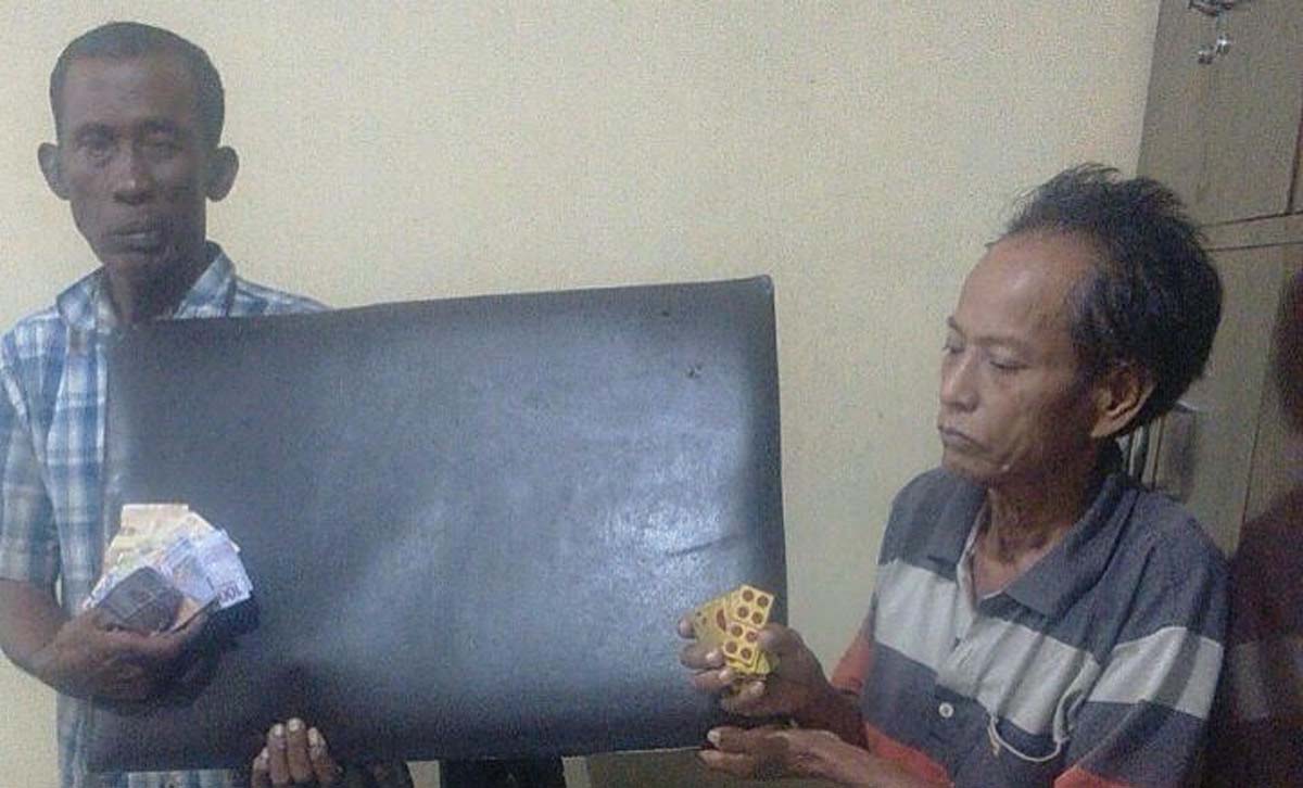 Dua pejudi dan barang bukti diamankan di Mapolsek Pabean Cantikan Surabaya.