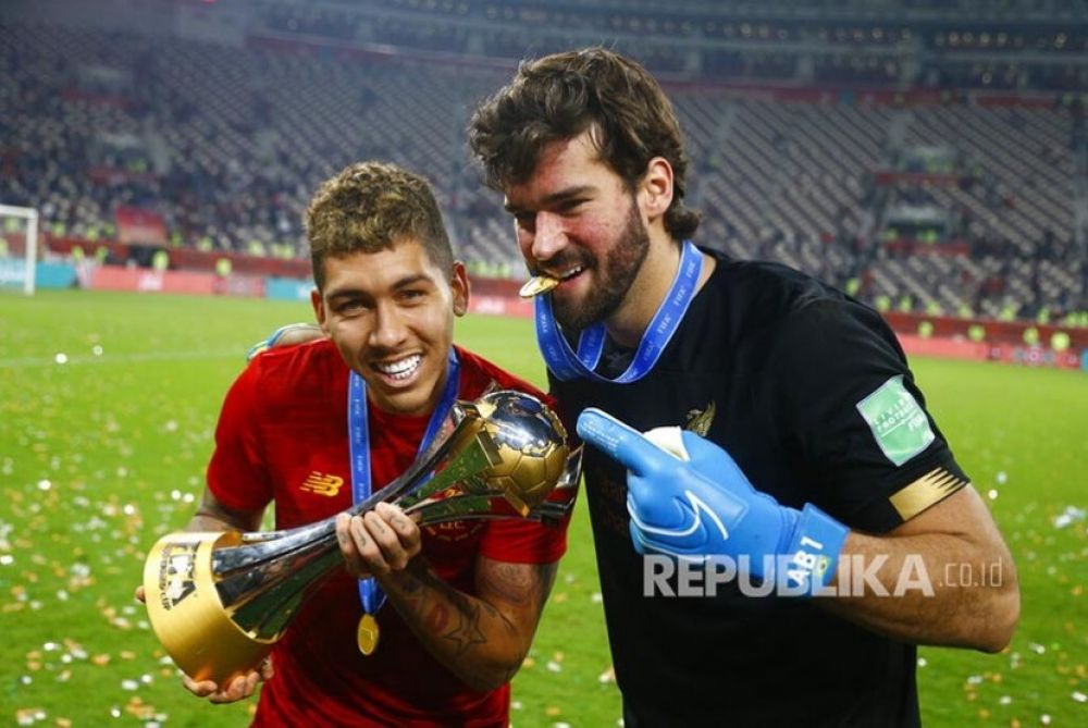 Dua pemain asal Brazil Roberto Firmino dan Alisson Becker usai laga fina FIFA Club World Cup 2019 (Foto: Hussein Sayed/AP Photo)