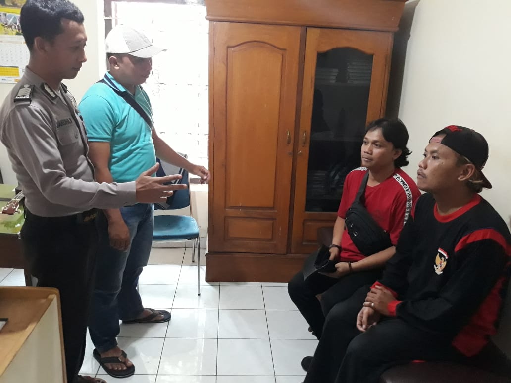 Dua pengamen saat diamankan pihak kepolisiaan