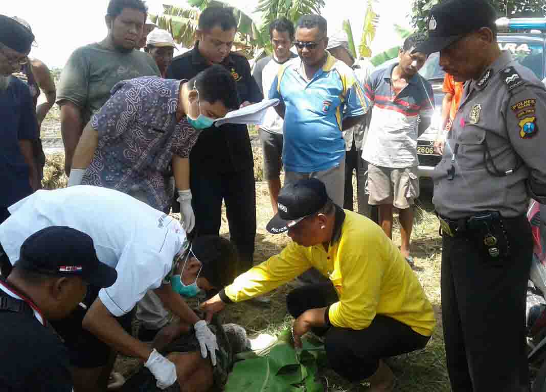 Petugas mengevakuasi jenasah Rusdi.
